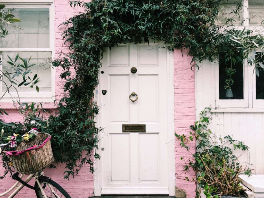 If you are looking for the quintessential Instagram photo of London you are looking for the mews of London. I'm so excited to share with you how to find the finest hidden gems ever - the secret mews of London! Including St Luke's Mews where Love Actually was filmed. #london #londontravel #travel #londonmews #londoninstagram