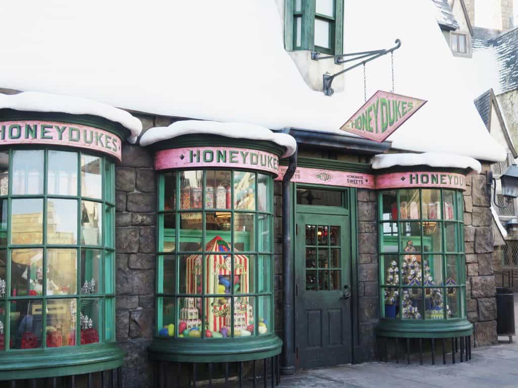 From a self-proclaimed Potter head: the ULTIMATE muggle's guide to the Wizarding World of Harry Potter. Planning, parks, and butter beer: it's all here!