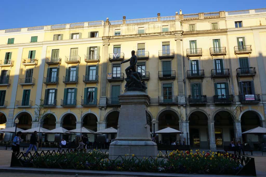 7. Visit Independence Square Back in the city center of Girona, Independence Square is a gathering place, surrounded by popular restaurants with sprawling al fresco dining areas. It's a busy square, which commemorates the Spanish independence from the French. This takes on a new meaning now, though, as Catalonia vies for its independence from the Spanish...many of the buildings encompassing the Independence Square have Catalan Independence flags flying proudly.