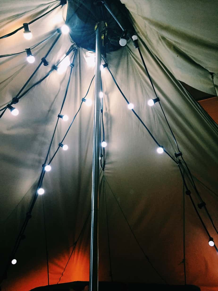 The indoor teepee lights at Ecomama Hotel Amsterdam. The cheapest hotel for an instagram- and eco-friendly stay in Amsterdam: Ecomama Hotel Amsterdam is cozy, sustainable and made my time in Amsterdam special.