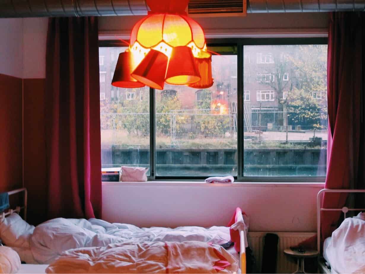 The all girls dorm in Ecomama Hotel Amsterdam, with beds overlooking the secluded canal. The cheapest hotel for an instagram- and eco-friendly stay in Amsterdam: Ecomama Hotel Amsterdam is cozy, sustainable and made my time in Amsterdam special.