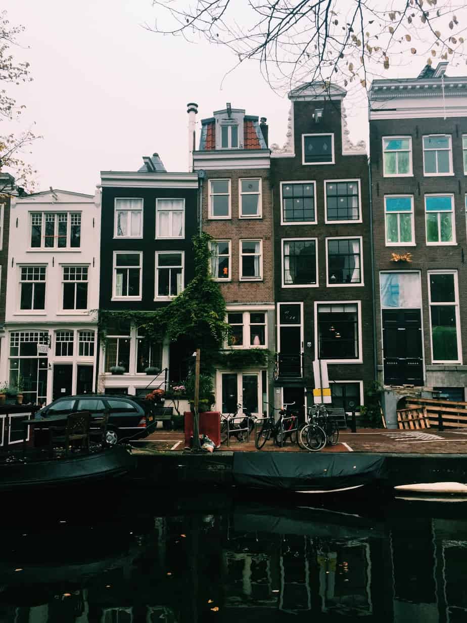 The beautiful houses lining Amsterdam's canals. The cheapest hotel for an instagram- and eco-friendly stay in Amsterdam: Ecomama Hotel Amsterdam is cozy, sustainable and made my time in Amsterdam special.