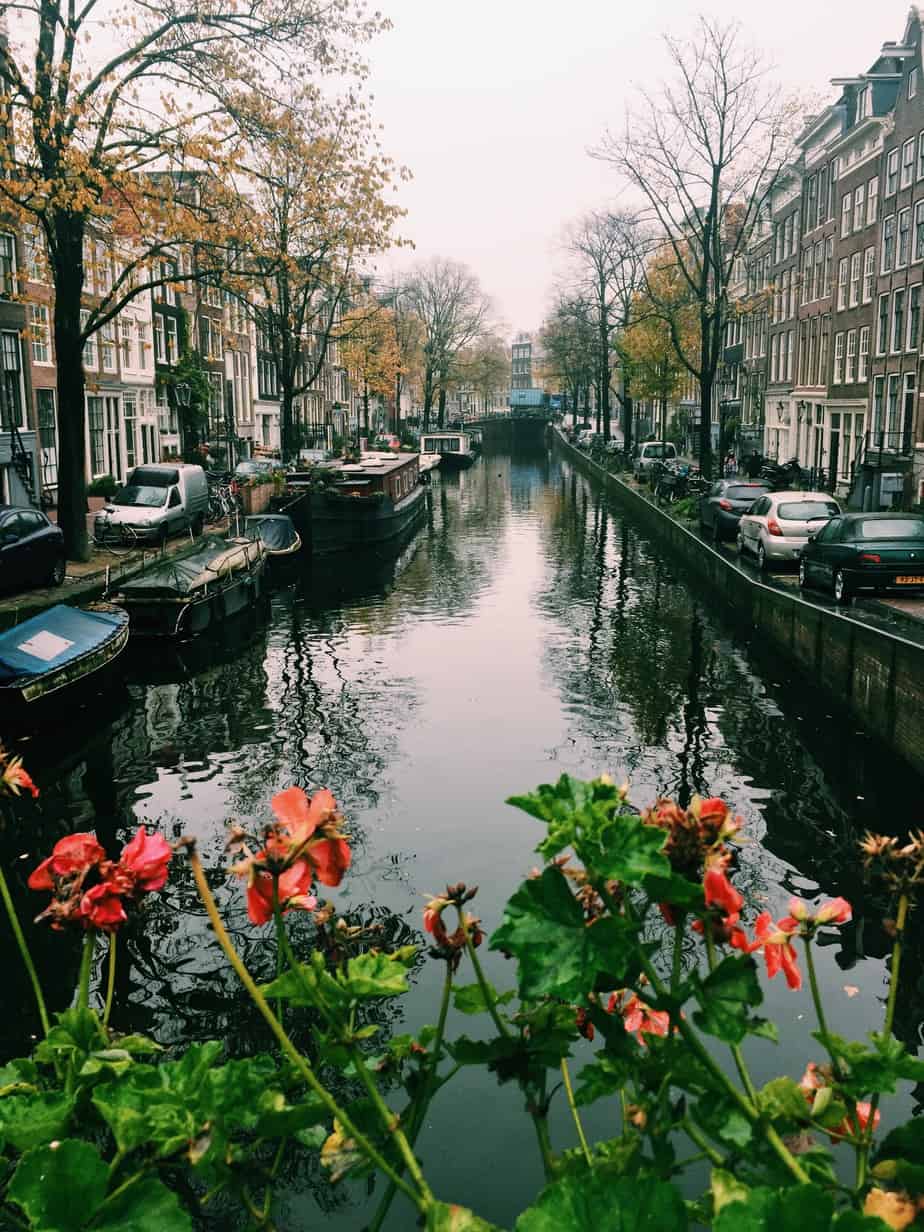 Looking out over the Amsterdam canals on a cold November day. The cheapest hotel for an instagram- and eco-friendly stay in Amsterdam: Ecomama Hotel Amsterdam is cozy, sustainable and made my time in Amsterdam special.