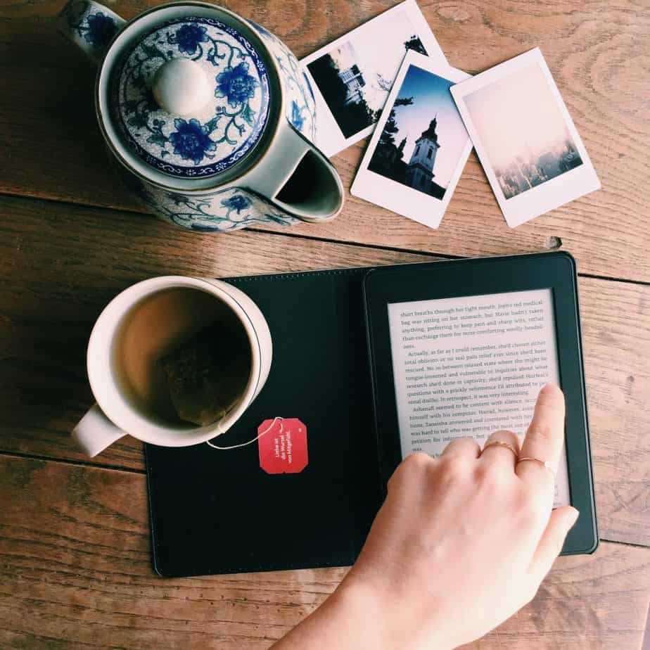 It turns out reading during travel can be challenging! If you want to learn how to read more on the go, read on for the top 7 tips from a longterm traveler. From free kindle books, to great online book clubs, to the cutest cases, this is your how to guide for reading during travel!