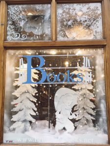 Traverse City shopping is packed with boutiques, artisans, and local makers. With three distinct areas for shopping, here is your complete guide to shopping this Michigan gem. #TraverseCity #TraverseCityMichigan #TraverseCityShopping #PureMichigan #Travel #Midwest #HolidayShopping