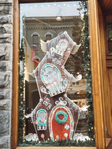 Traverse City shopping is packed with boutiques, artisans, and local makers. With three distinct areas for shopping, here is your complete guide to shopping this Michigan gem. #TraverseCity #TraverseCityMichigan #TraverseCityShopping #PureMichigan #Travel #Midwest #HolidayShopping