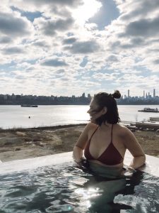 Visit the best Korean Spa in NYC, which is actually not in NYC. Sojo Spa Club features a rooftop infinity pool with views of the NYC skyline. #NYC #wellnesstravl #sojospaclub #koreanspa #koreanspanyc #dayspanyc