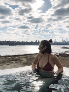 Visit the best Korean Spa in NYC, which is actually not in NYC. Sojo Spa Club features a rooftop infinity pool with views of the NYC skyline. #NYC #wellnesstravl #sojospaclub #koreanspa #koreanspanyc #dayspanyc