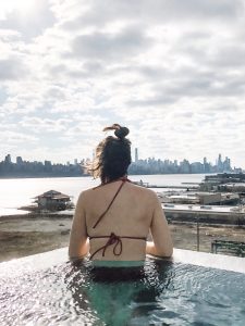 Visit the best Korean Spa in NYC, which is actually not in NYC. Sojo Spa Club features a rooftop infinity pool with views of the NYC skyline. #NYC #wellnesstravl #sojospaclub #koreanspa #koreanspanyc #dayspanyc