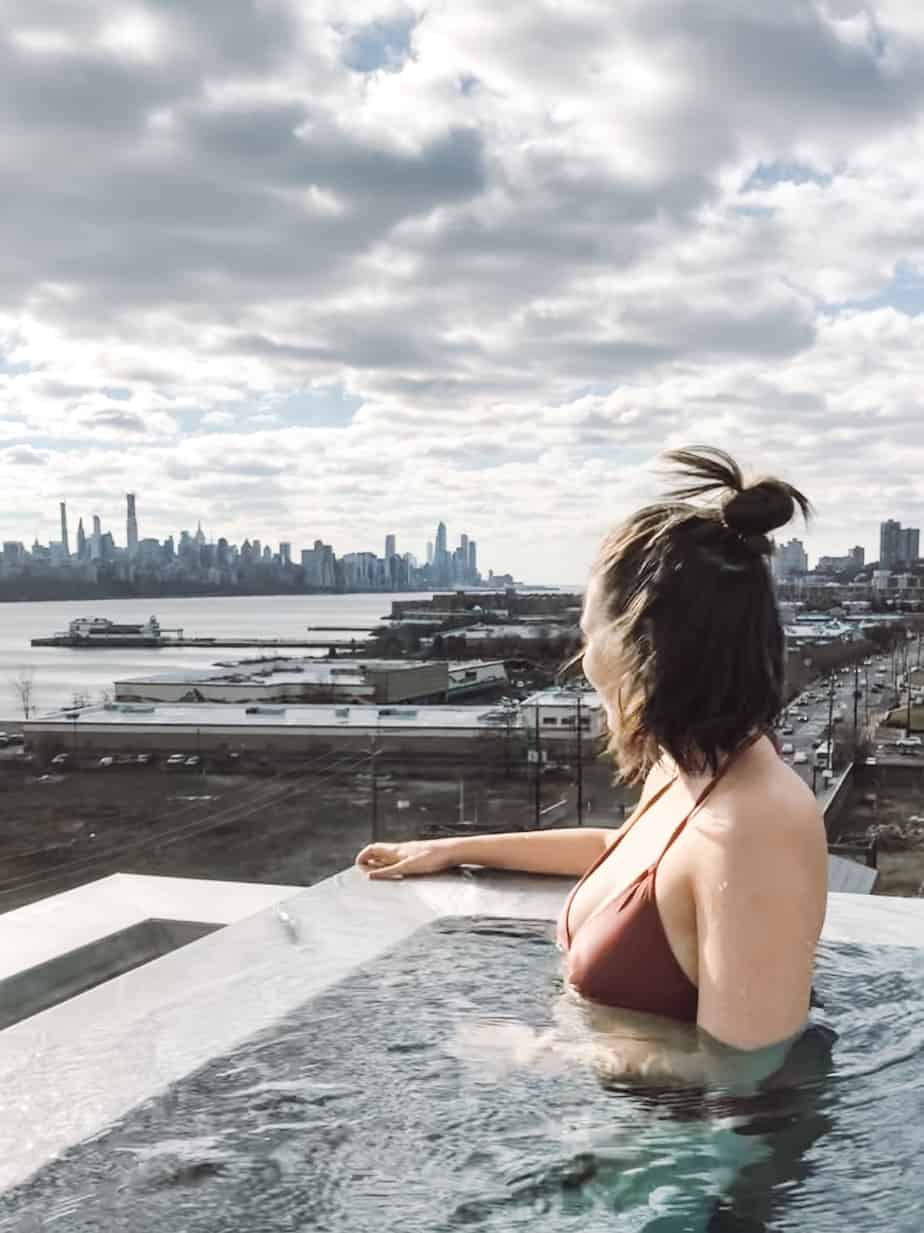 Visit the best Korean Spa in NYC, which is actually not in NYC. Sojo Spa Club features a rooftop infinity pool with views of the NYC skyline. #NYC #wellnesstravl #sojospaclub #koreanspa #koreanspanyc #dayspanyc