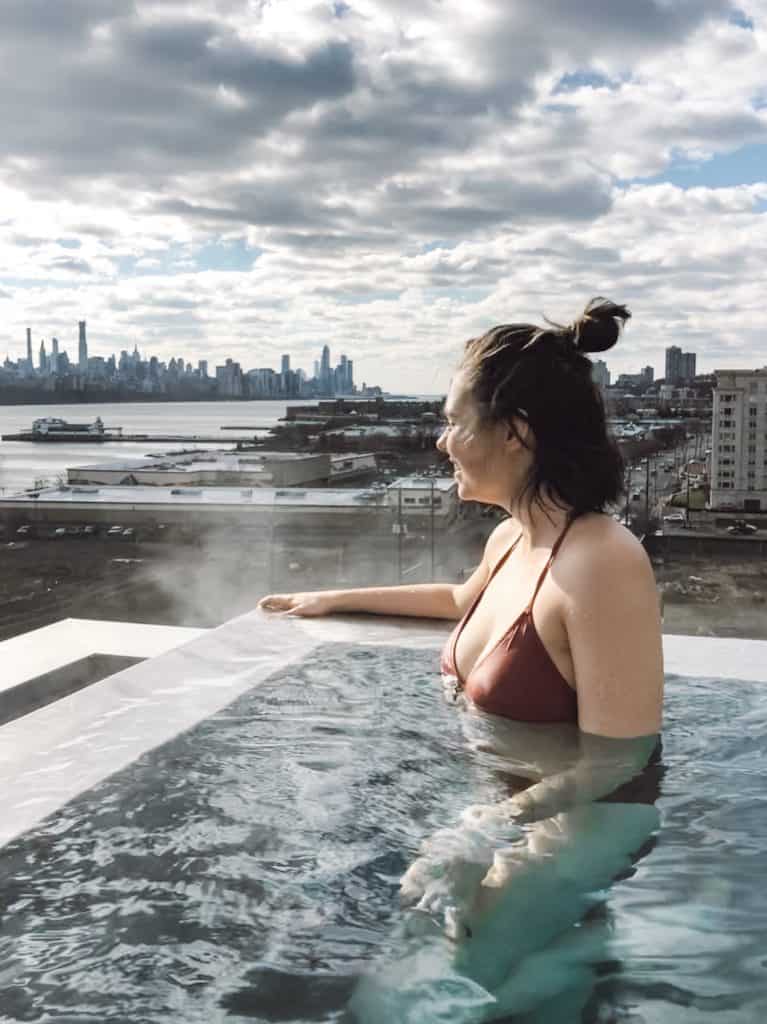 Visit the best Korean Spa in NYC, which is actually not in NYC. Sojo Spa Club features a rooftop infinity pool with views of the NYC skyline. #NYC #wellnesstravl #sojospaclub #koreanspa #koreanspanyc #dayspanyc