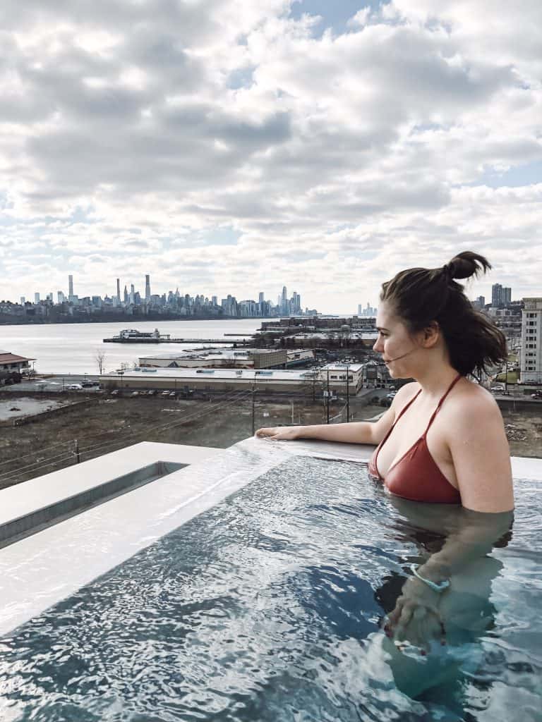 Visit the best Korean Spa in NYC, which is actually not in NYC. Sojo Spa Club features a rooftop infinity pool with views of the NYC skyline. #NYC #wellnesstravl #sojospaclub #koreanspa #koreanspanyc #dayspanyc
