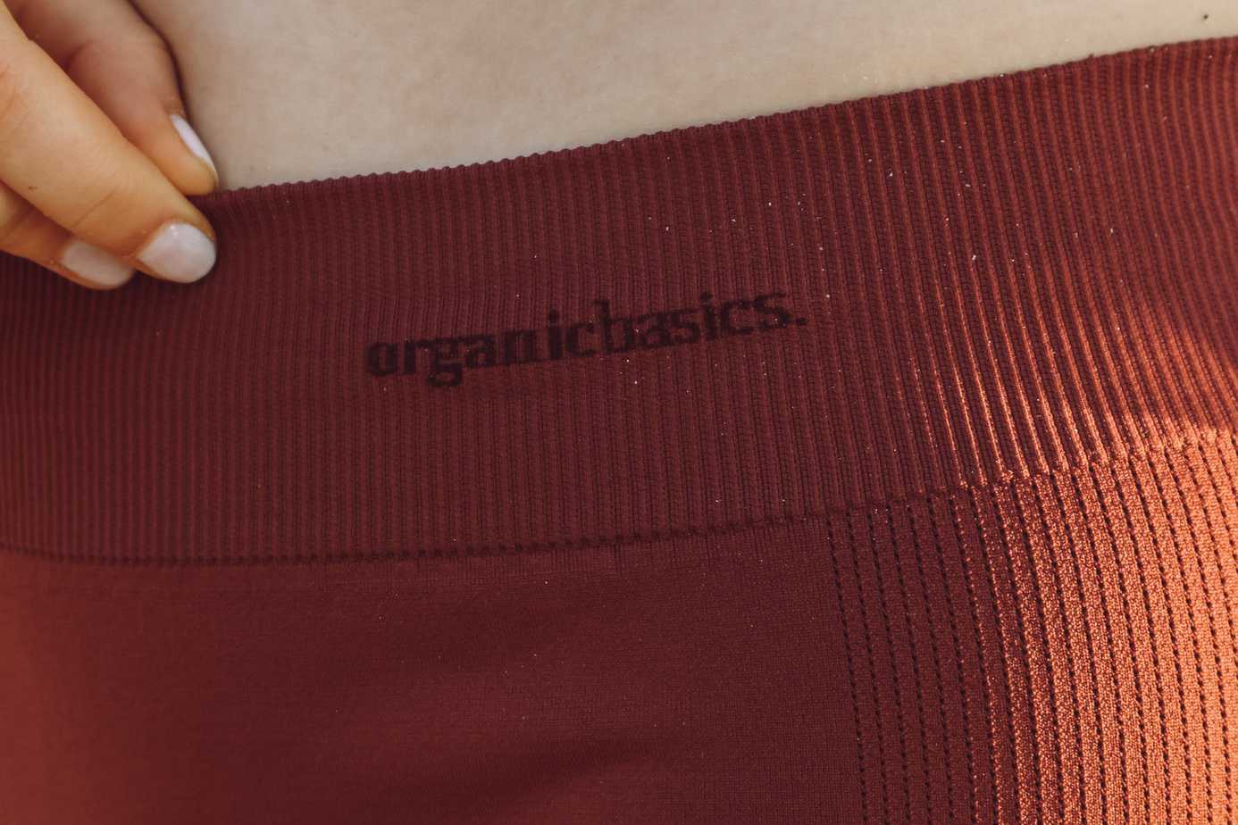 Organic Basics silvertech activewear claims its anti-odor technology extends time between washing. Could these be a traveler's dream? I took them for a spin and here's my review. #organicbasics #organicbasicssilvertech #travelclothes