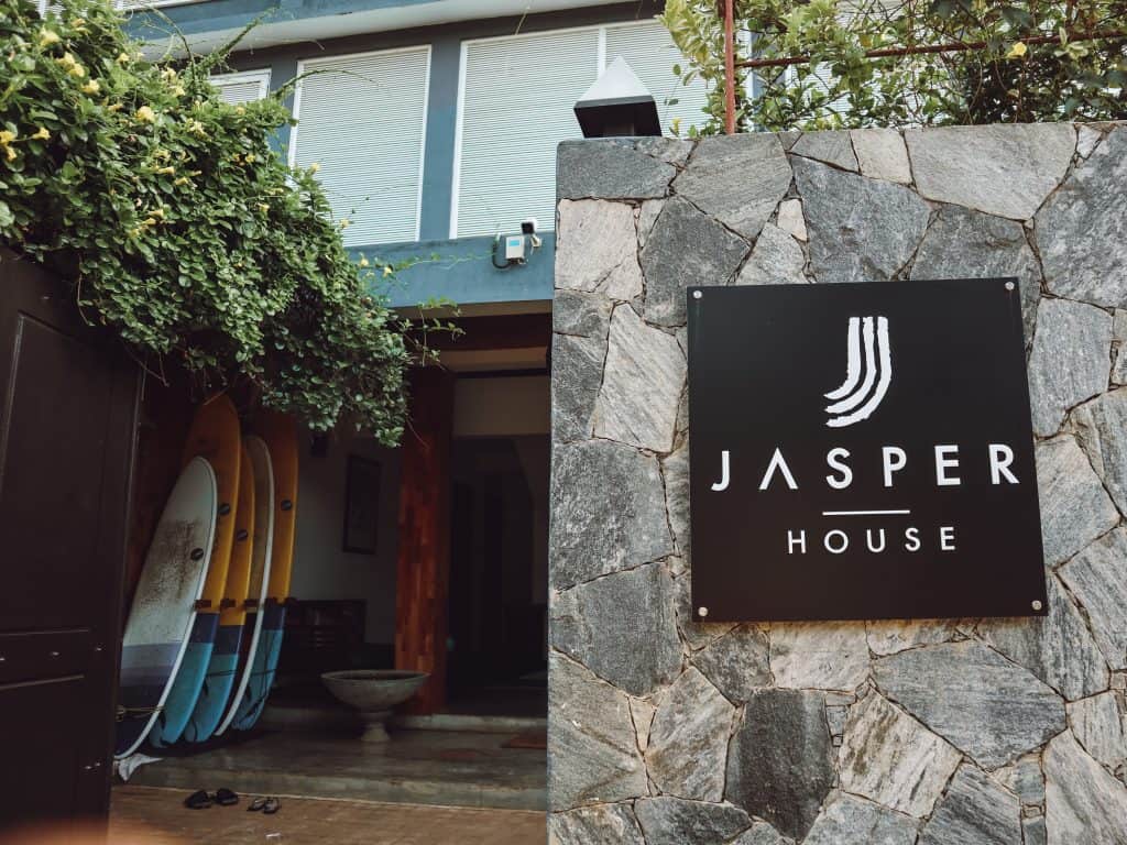 A complete review of Jasper House Sri Lanka. This open air boutique hotel is located in stunning Hiriketiya Beach, hidden away on Sri Lanka's south coast. #jasperhousesrilanka #jasperhousehiriketiya #hiriketiyabeach #hiriketiyasrilanka #srilankahotels