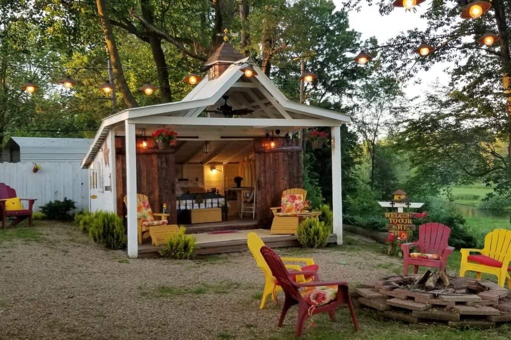 Creekside glamping getaway in Michigan