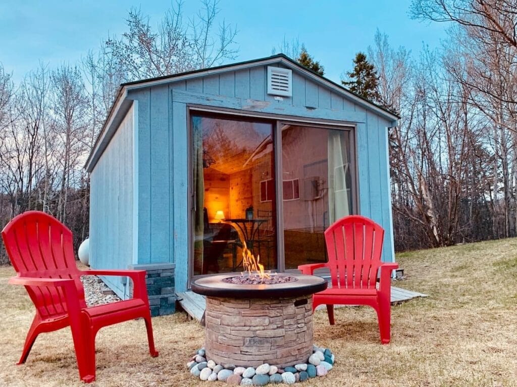 This small cabin is one of the cutest romantic cabins in Michigan.