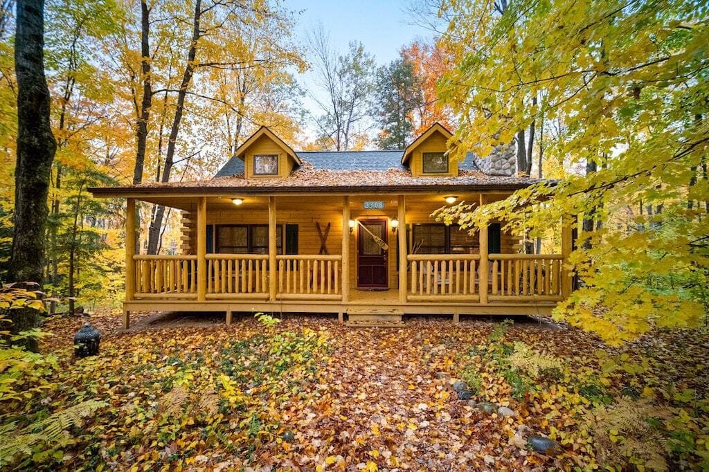 Super cozy and romantic log cabin in Michigan.