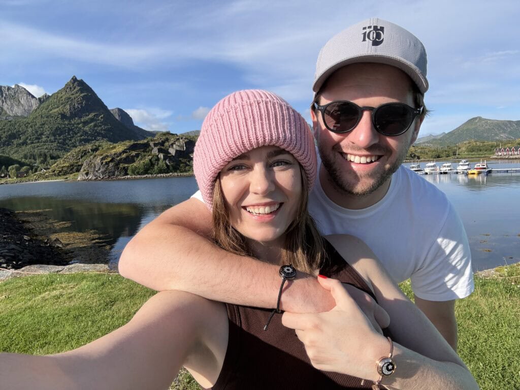 man hugging woman in front of mountainous background, both wearing TOTWOO long distance relationship bracelets.