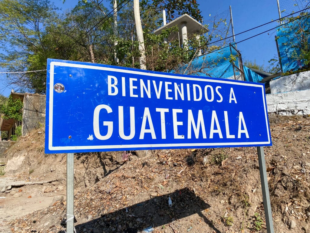 Blue sign that says bienvenidos a Guatemala