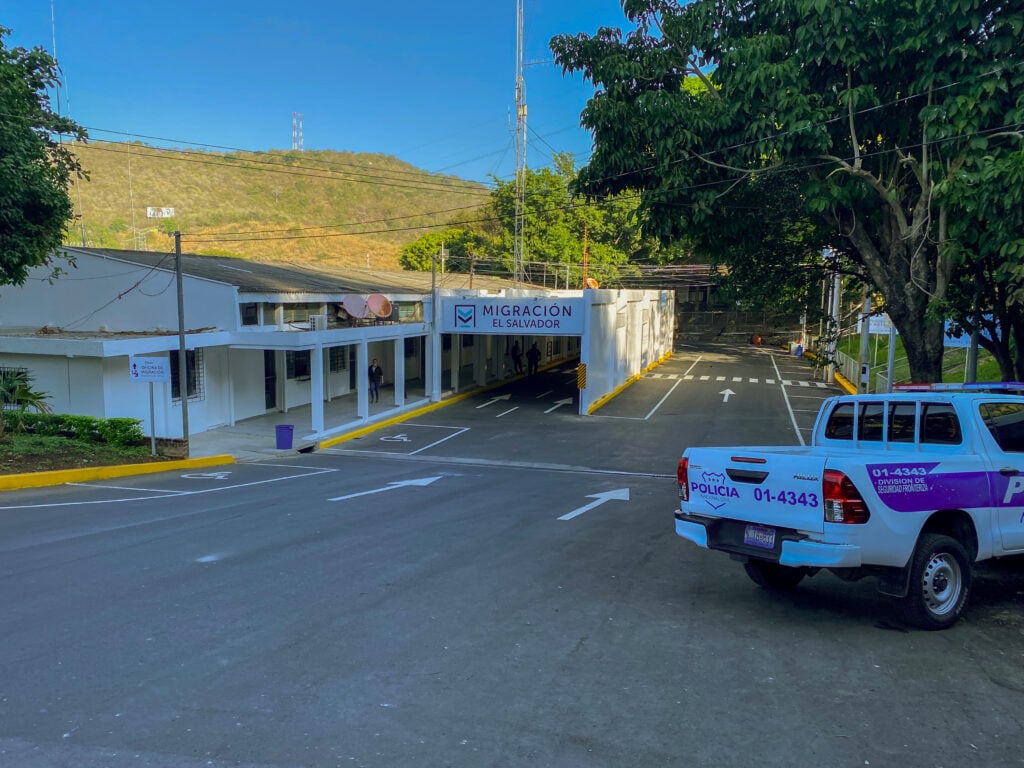 A white building with a sign that says Migracion El Salvador