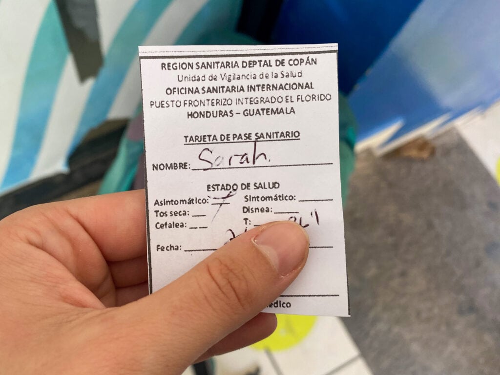 A piece of paper that says "tarjta de pase sanitario"