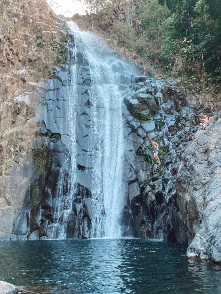 Cliff jumping in El Salvador at Cascada el Perol with El Salvatours.