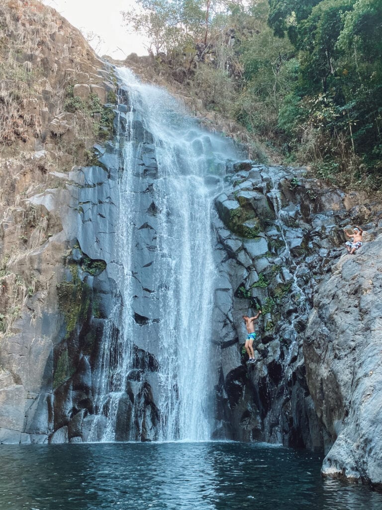 Cliff jumping in El Salvador at Cascada el Perol in El Impossible National Park with El Salvatours.