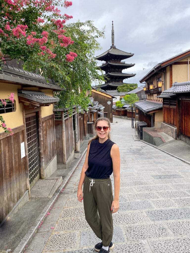 Sarah stands in front of Yasaka Pagoda and smiles.