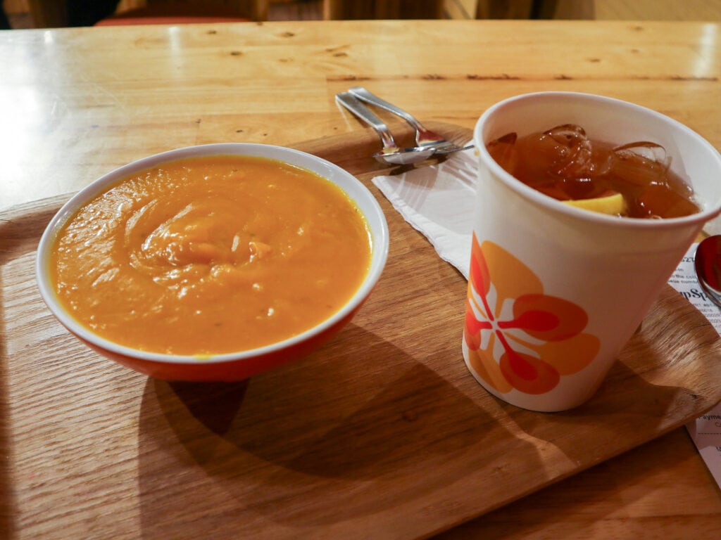 Pumpkin soup and iced tea 
