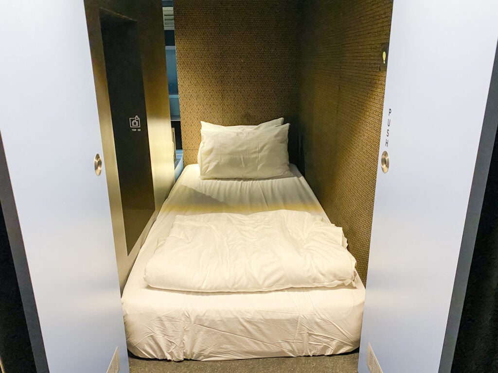 Kuala lumpur airport sleeping pod at capsule transit hotel